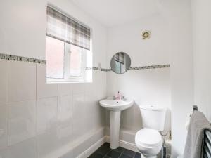 une salle de bains blanche avec toilettes et lavabo dans l'établissement End cottage, à Ashbourne 6 autres photos