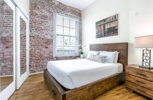 Ліжко або ліжка в номері Spacious Condos Steps Away from French Quarter