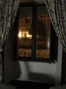 une fenêtre avec vue sur un bâtiment dans l'établissement Catherine's Home, à Rome