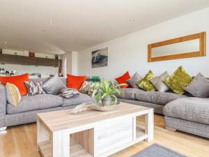 a living room with couches and a coffee table at 8 Cribbar in Newquay