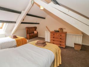 سرير أو أسرّة في غرفة في Simdda Wen Cottage