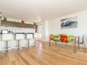 uma cozinha e sala de jantar com mesa e cadeiras em 8 Cribbar em Newquay