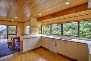 Η κουζίνα ή μικρή κουζίνα στο Golden Heights - family friendly with spa pool