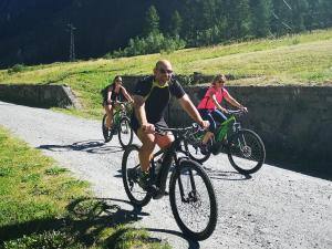 Un grupo de personas que van en bicicleta por una calle en Fenat, en Introd