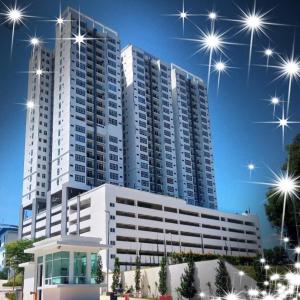 シャー・アラムにあるHomestay Shah Alam - Near I-Ctyの空の星を見せる大きな白い建物