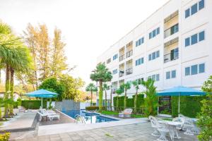 Bazén v ubytování Sungthong Kamala Beach Resort nebo v jeho okolí