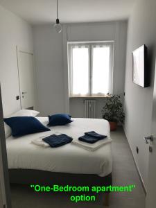 Un pat sau paturi într-o cameră la Feel@Home Apartment+Rooms