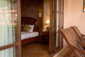 ein Schlafzimmer mit einem Bett und einem Tisch mit einer Lampe in der Unterkunft Lanta Casuarina Beach Resort - SHA Plus in Ko Lanta + 68 Fotos