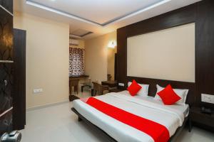 Ένα ή περισσότερα κρεβάτια σε δωμάτιο στο Suvarna Suits