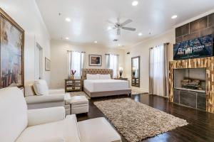 een woonkamer met witte meubels en een open haard bij Spacious 4BD Luxury Penthouse with Balcony in New Orleans