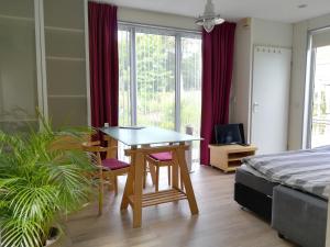 a bedroom with a table and chairs and a bed at Luxe Studio Bovenweg in Rhenen