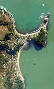 une vue aérienne d'une plage avec des bateaux dans l'eau dans l'établissement Cabaña Coliumo Tomé, à Dichato