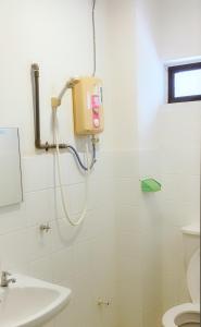 Dindings Pantai Desair Apartment By DPD tesisinde bir banyo
