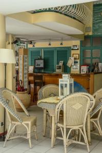 een eetkamer met een tafel en stoelen bij Hotel Resort Marinella in Gabicce Mare