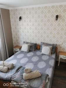 سرير أو أسرّة في غرفة في Hotel Belisimo