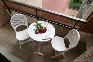ルションにあるRésidence Terrasses d'Etignyの白いテーブルと椅子付きのバルコニー
