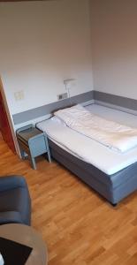 Un pat sau paturi într-o cameră la Lyngen Fjordhotell