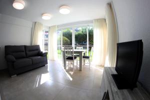 salon z kanapą i stołem w obiekcie Playa Bella 2-1B w mieście Estepona