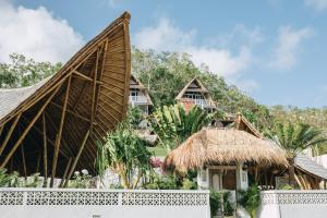 ウルワツにあるWhite Tortoise Eco Villa'sの茅葺き屋根のリゾート