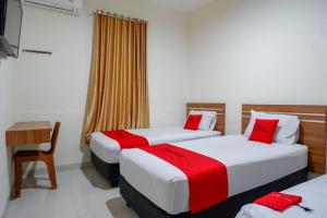 Ένα ή περισσότερα κρεβάτια σε δωμάτιο στο RedDoorz near Living Plaza Purwokerto