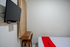 TV/trung tâm giải trí tại RedDoorz near Living Plaza Purwokerto +33 ảnh