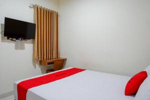 TV/trung tâm giải trí tại RedDoorz near Living Plaza Purwokerto