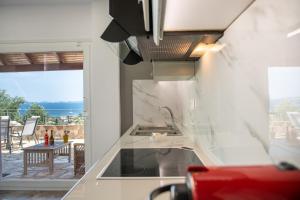 Virtuve vai virtuves zona naktsmītnē Belvedere ,Pyrgi,Corfu ,stunning Ipsos bay view