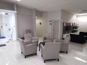 古晋1ACS Residence的客厅配有白色椅子和沙发