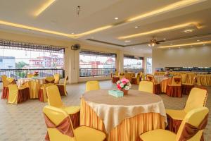 Restaurace v ubytování RedDoorz Plus @ Hotel Sempurna Watervang Lubuk Linggau