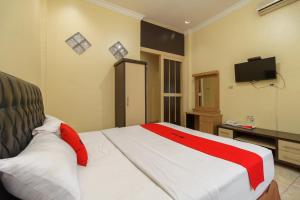 Voodi või voodid majutusasutuse RedDoorz Plus @ Hotel Sempurna Watervang Lubuk Linggau toas