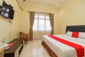 Postel nebo postele na pokoji v ubytování RedDoorz Plus @ Hotel Sempurna Watervang Lubuk Linggau