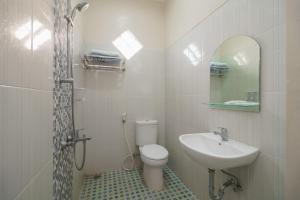 Koupelna v ubytování RedDoorz Plus @ Hotel Sempurna Watervang Lubuk Linggau
