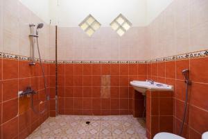 Koupelna v ubytování RedDoorz Plus @ Hotel Sempurna Watervang Lubuk Linggau + 26 fotografií