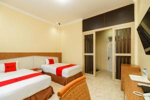 Postel nebo postele na pokoji v ubytování RedDoorz Plus @ Hotel Sempurna Watervang Lubuk Linggau