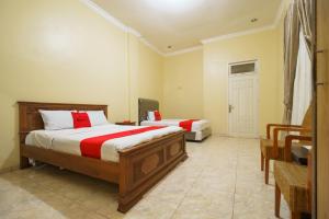 Postel nebo postele na pokoji v ubytování RedDoorz Plus @ Hotel Sempurna Watervang Lubuk Linggau