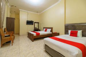 Postel nebo postele na pokoji v ubytování RedDoorz Plus @ Hotel Sempurna Watervang Lubuk Linggau