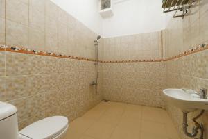Koupelna v ubytování RedDoorz Plus @ Hotel Sempurna Watervang Lubuk Linggau