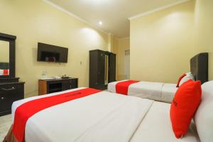 Postel nebo postele na pokoji v ubytování RedDoorz Plus @ Hotel Sempurna Watervang Lubuk Linggau