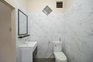 Koupelna v ubytování RedDoorz Plus @ Hotel Sempurna Watervang Lubuk Linggau