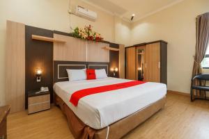 Postel nebo postele na pokoji v ubytování RedDoorz Plus @ Hotel Sempurna Watervang Lubuk Linggau
