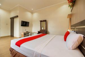 Postel nebo postele na pokoji v ubytování RedDoorz Plus @ Hotel Sempurna Watervang Lubuk Linggau