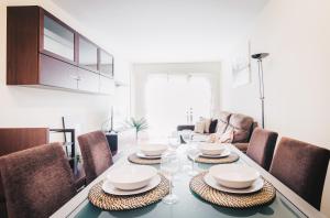 een eetkamer met een tafel en stoelen bij Sani apartment by People Rentals in Bilbao