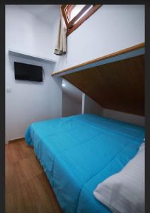 um quarto com uma cama com uma colcha azul em Apartamento Germán em Garachico