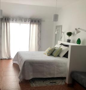 Apartamento La Penca 3 Garachico في غاراتشيكو: غرفة نوم بسرير ونافذة