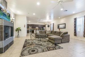 ニューオーリンズにあるSpacious 3BR/2.5BATH Condo in Great locationのソファとテレビのあるリビングルーム