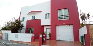 Maison rouge et blanche avec garage dans l'établissement Sweetvillage, à Santiago do Cacém