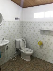 Bathroom sa Baan Suan Sukjai Resort