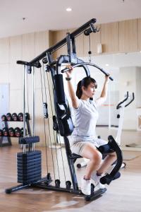 Fitness centrum a/nebo fitness zařízení v ubytování HARRIS Hotel Samarinda