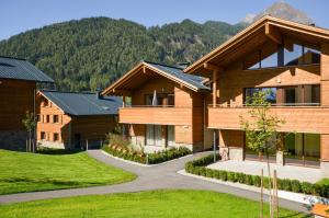 ein Haus mit einem Berg im Hintergrund in der Unterkunft AlpinLodges Matrei in Matrei in Osttirol