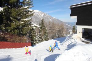 マリッレーヴァにあるResidence Abeteの雪面下スキーの集団